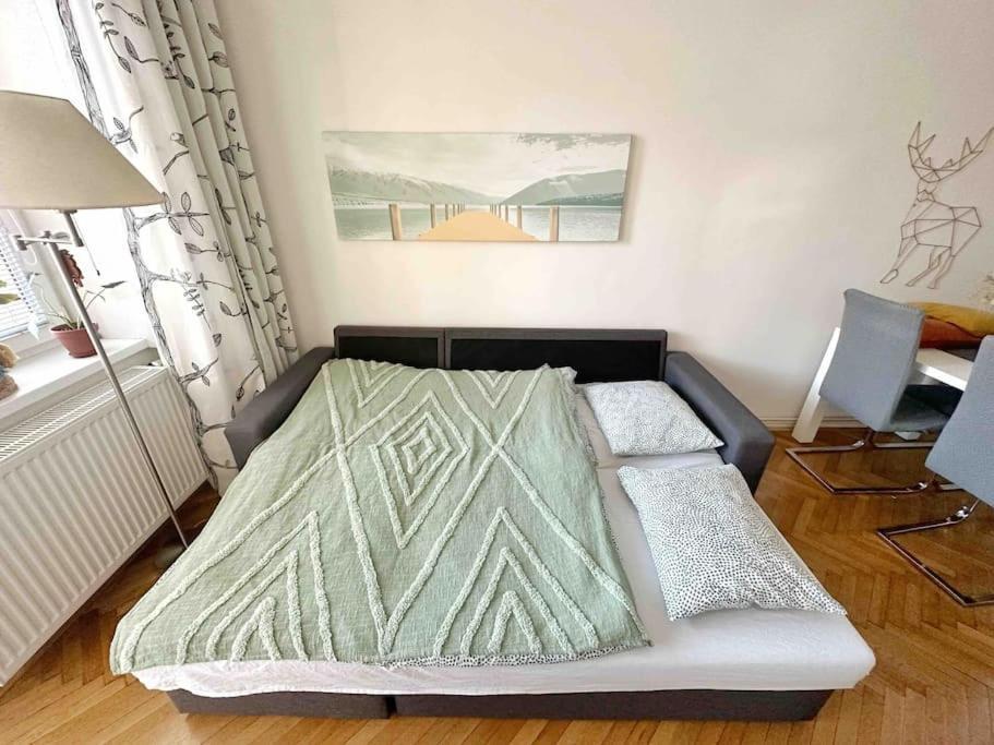 Апартаменти Bright And With A Balcony Брно