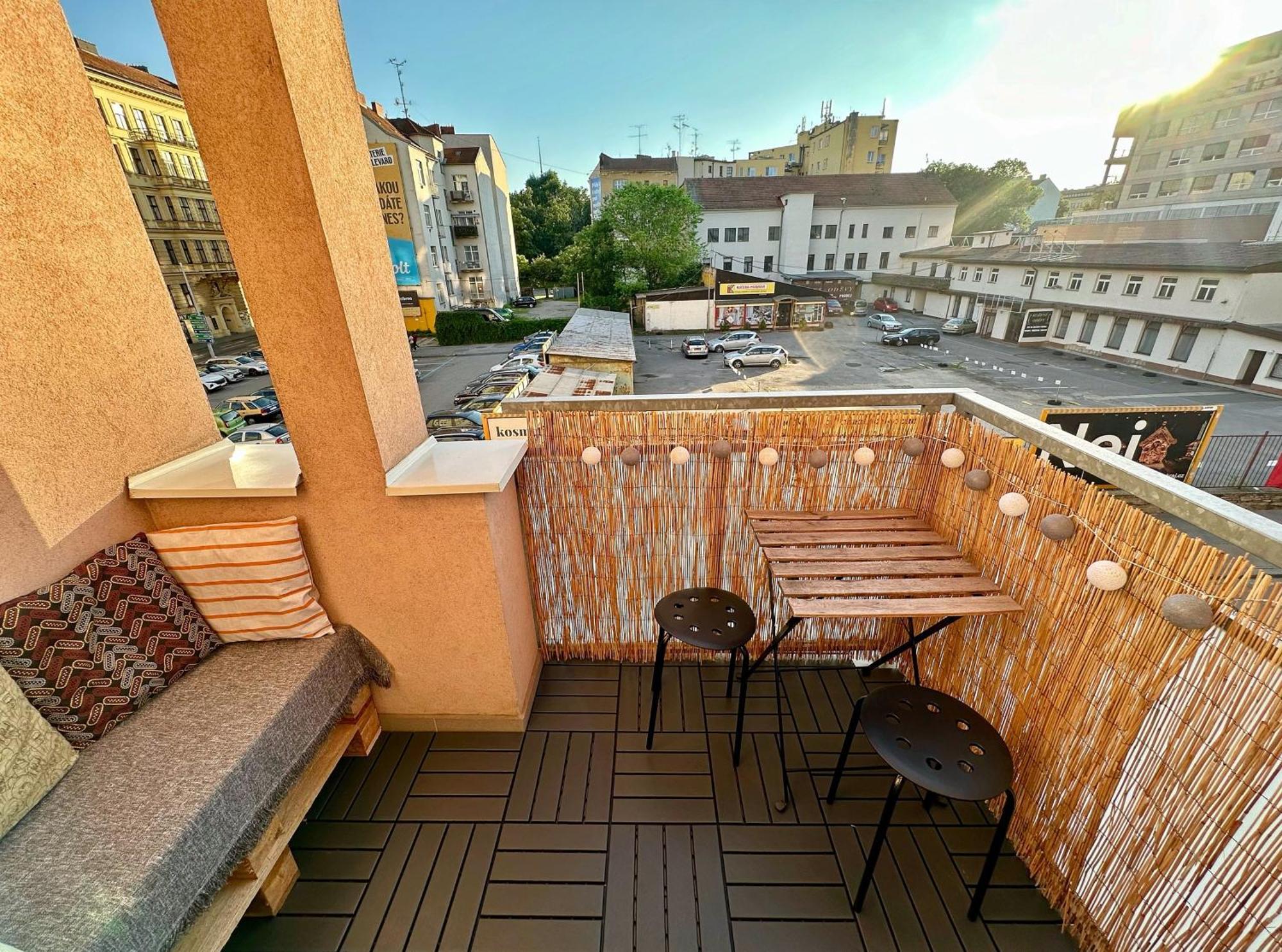 Bright And With A Balcony Apartment *